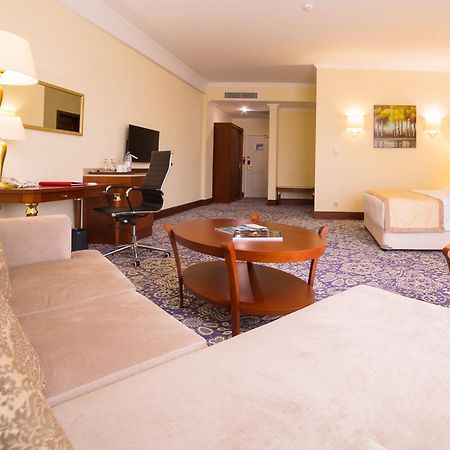 Ramada By Wyndham Almaty Hotel Eksteriør billede