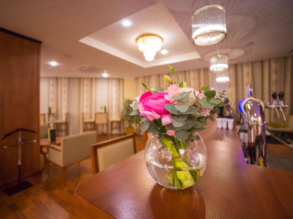 Ramada By Wyndham Almaty Hotel Eksteriør billede