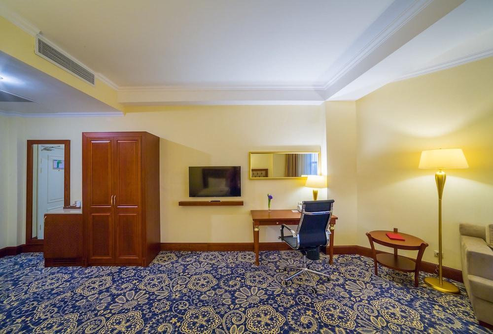 Ramada By Wyndham Almaty Hotel Eksteriør billede
