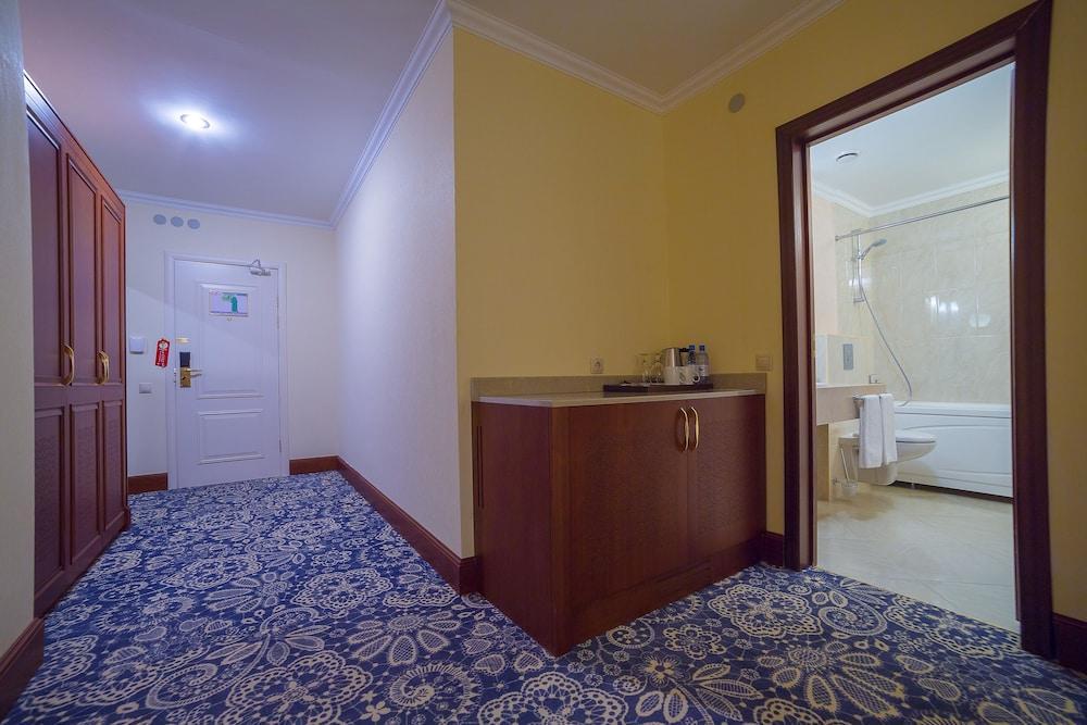Ramada By Wyndham Almaty Hotel Eksteriør billede