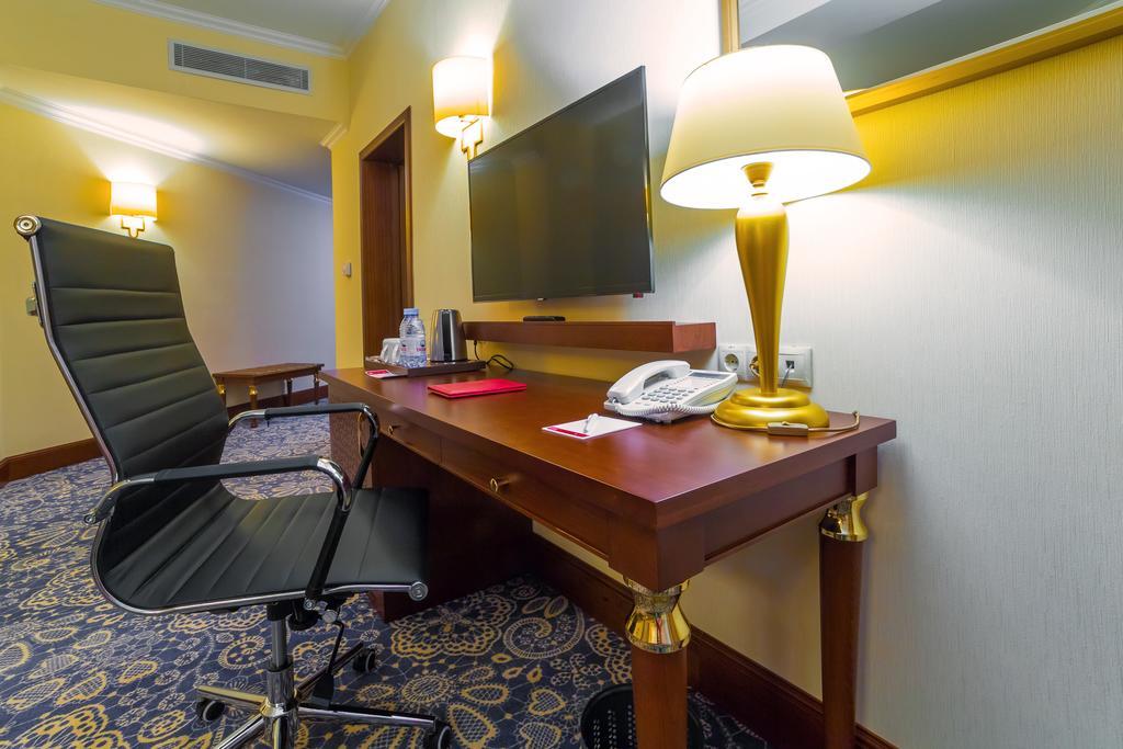 Ramada By Wyndham Almaty Hotel Eksteriør billede