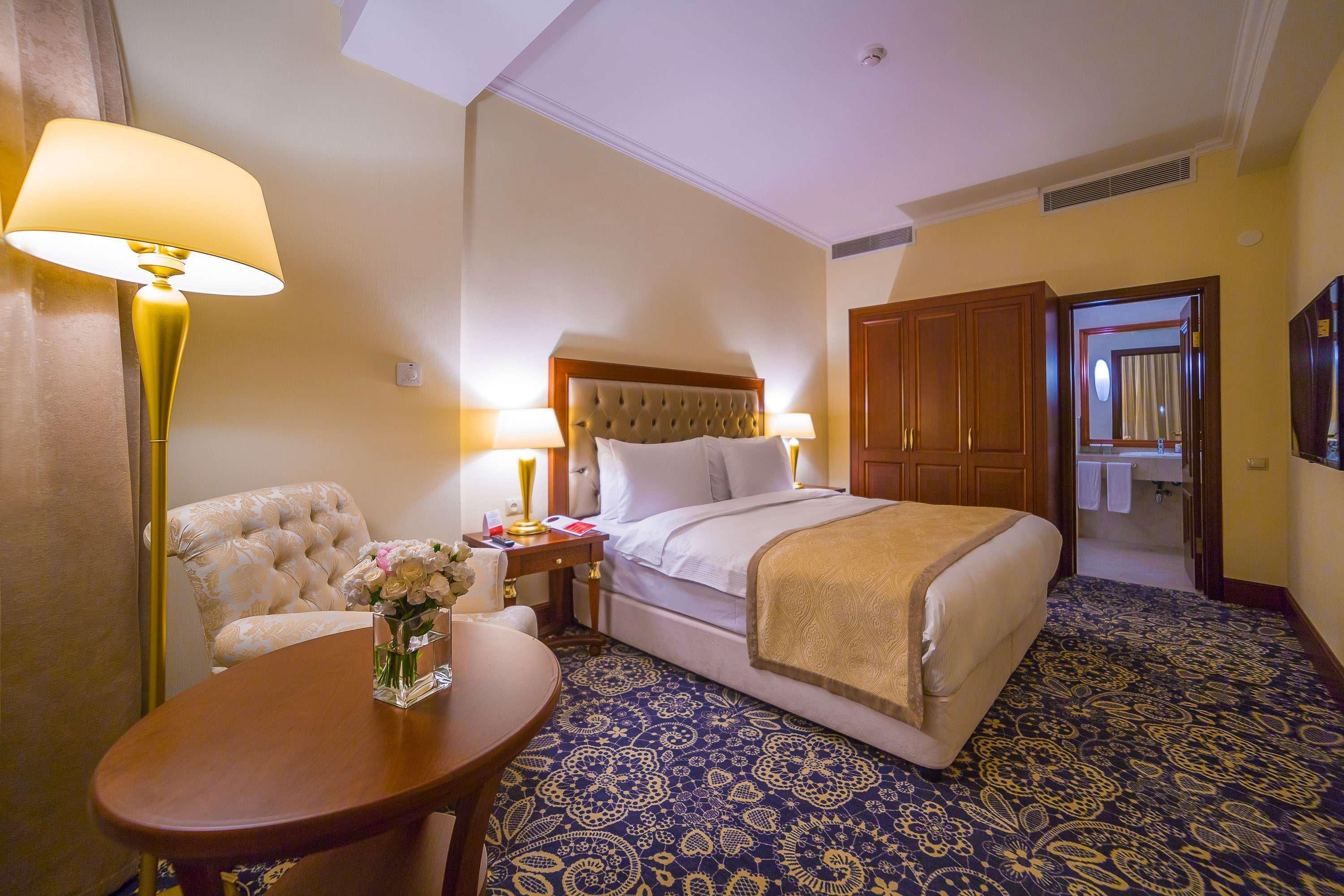 Ramada By Wyndham Almaty Hotel Eksteriør billede