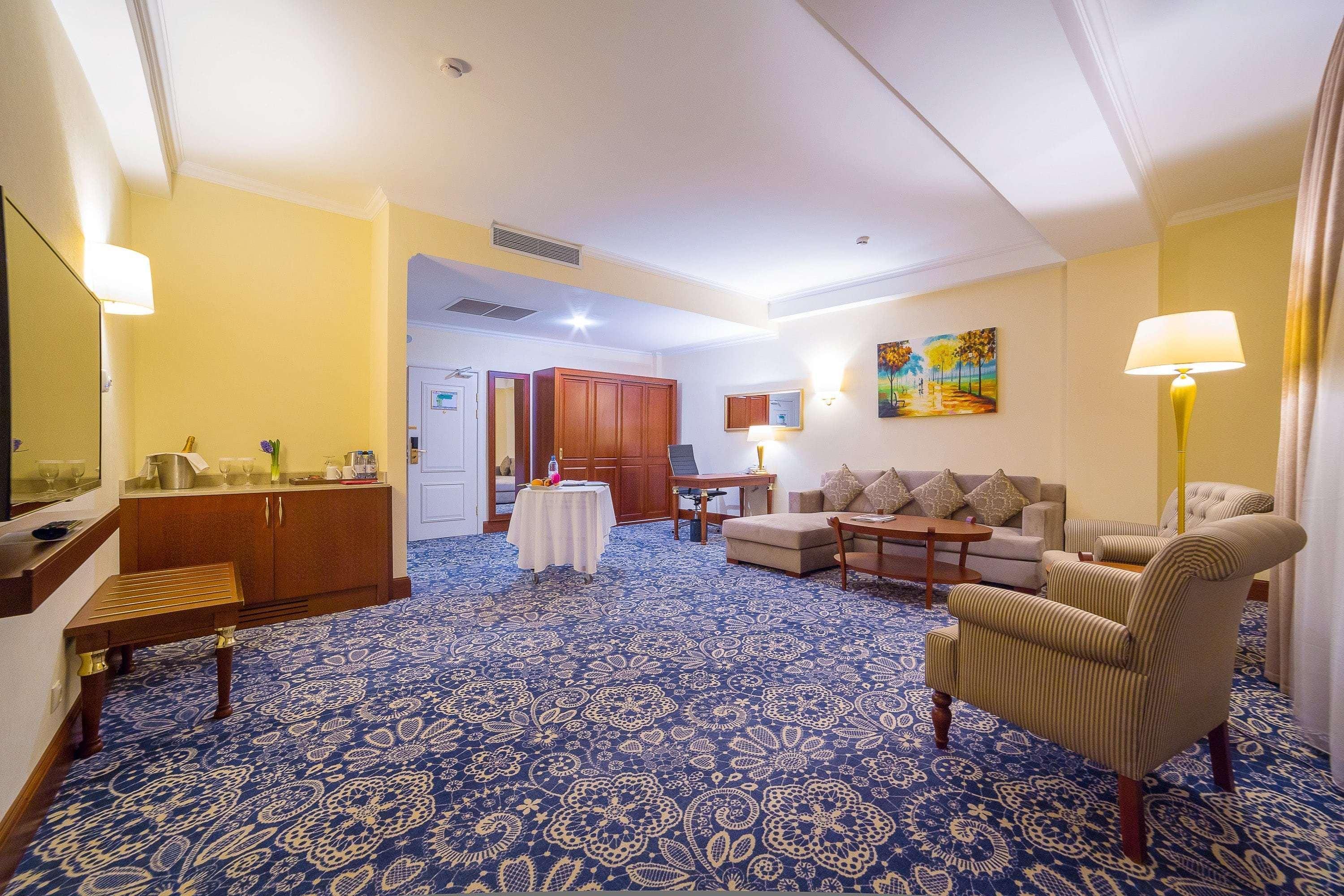 Ramada By Wyndham Almaty Hotel Eksteriør billede
