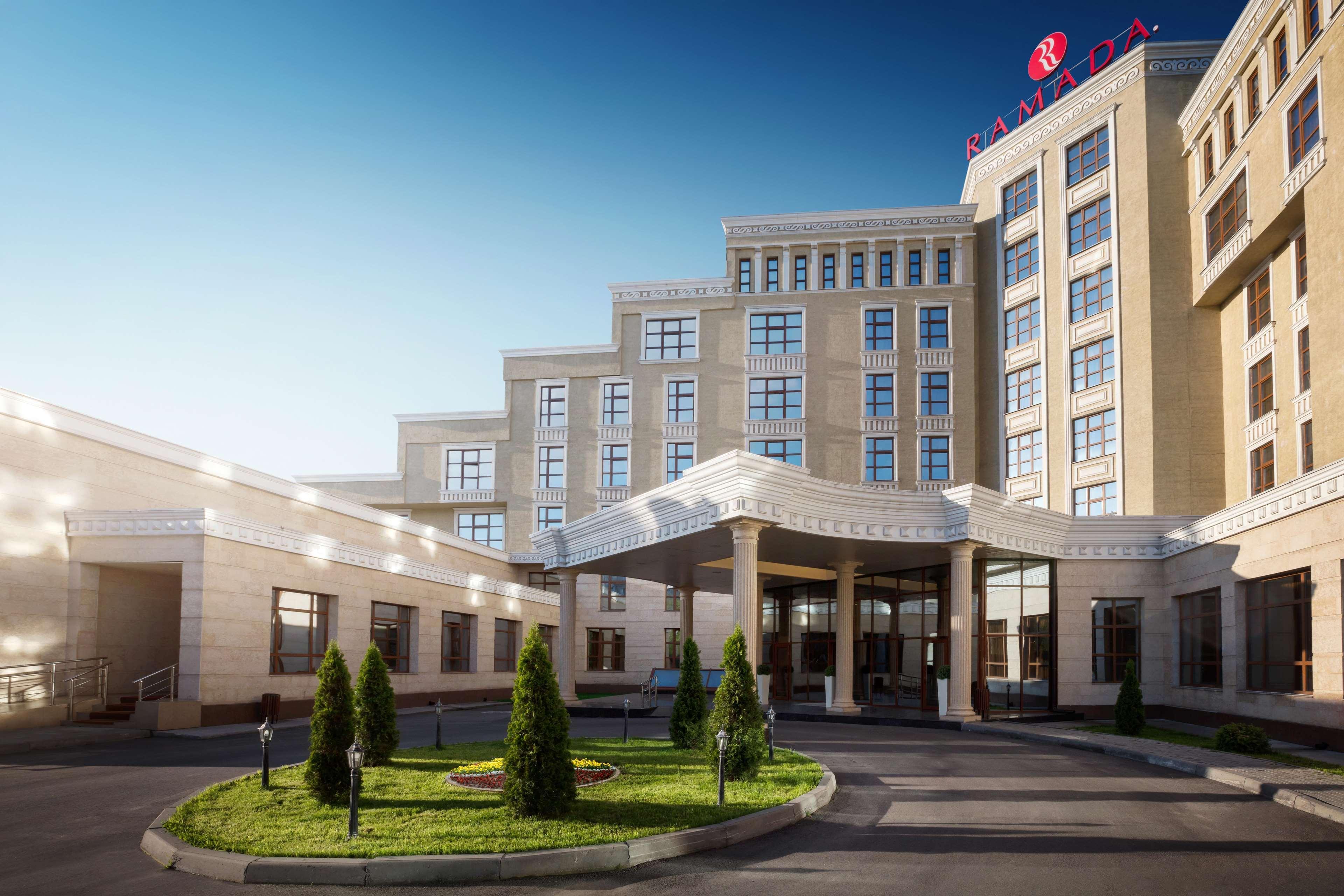 Ramada By Wyndham Almaty Hotel Eksteriør billede