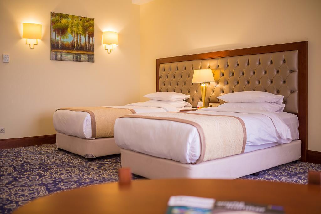 Ramada By Wyndham Almaty Hotel Eksteriør billede