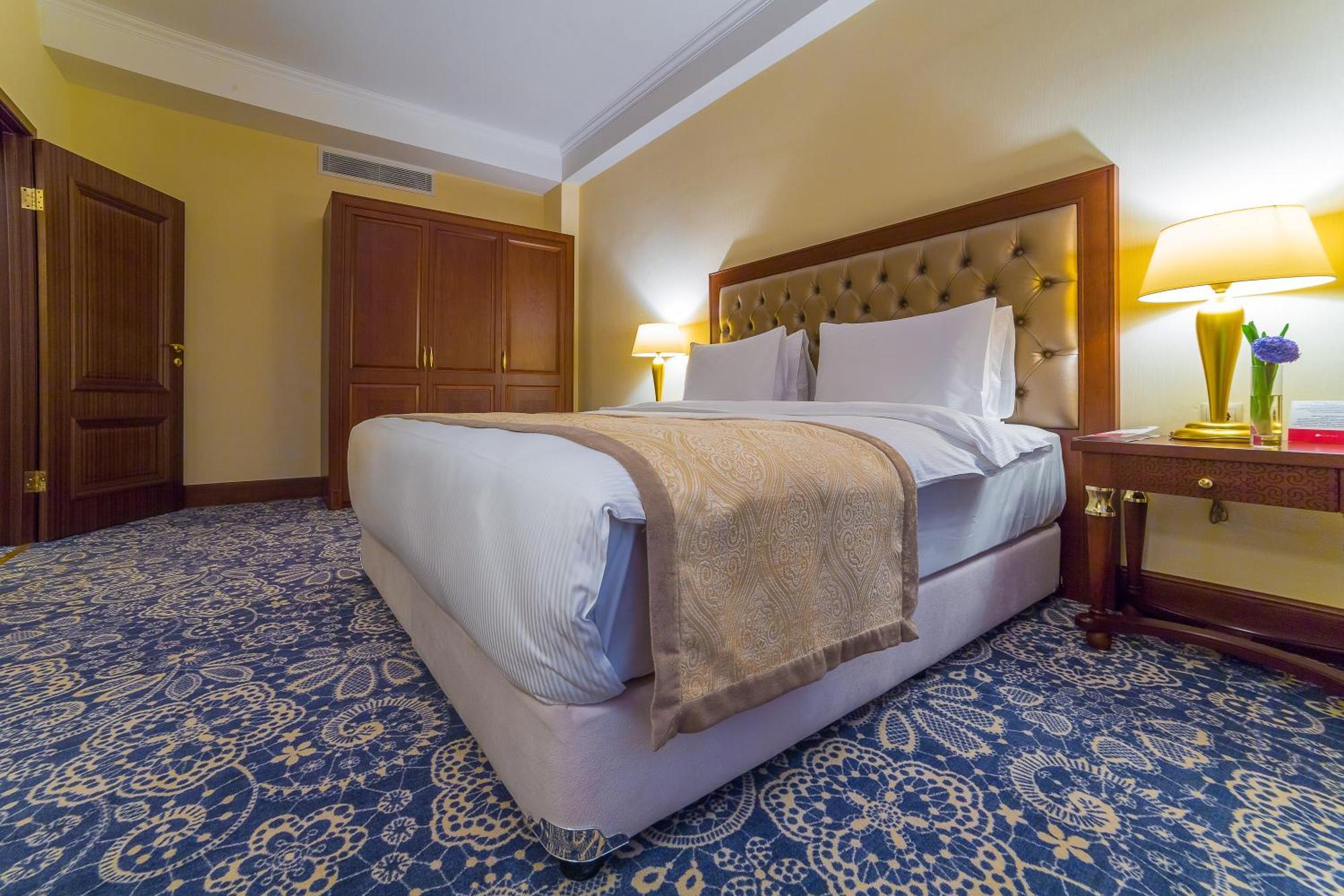 Ramada By Wyndham Almaty Hotel Eksteriør billede