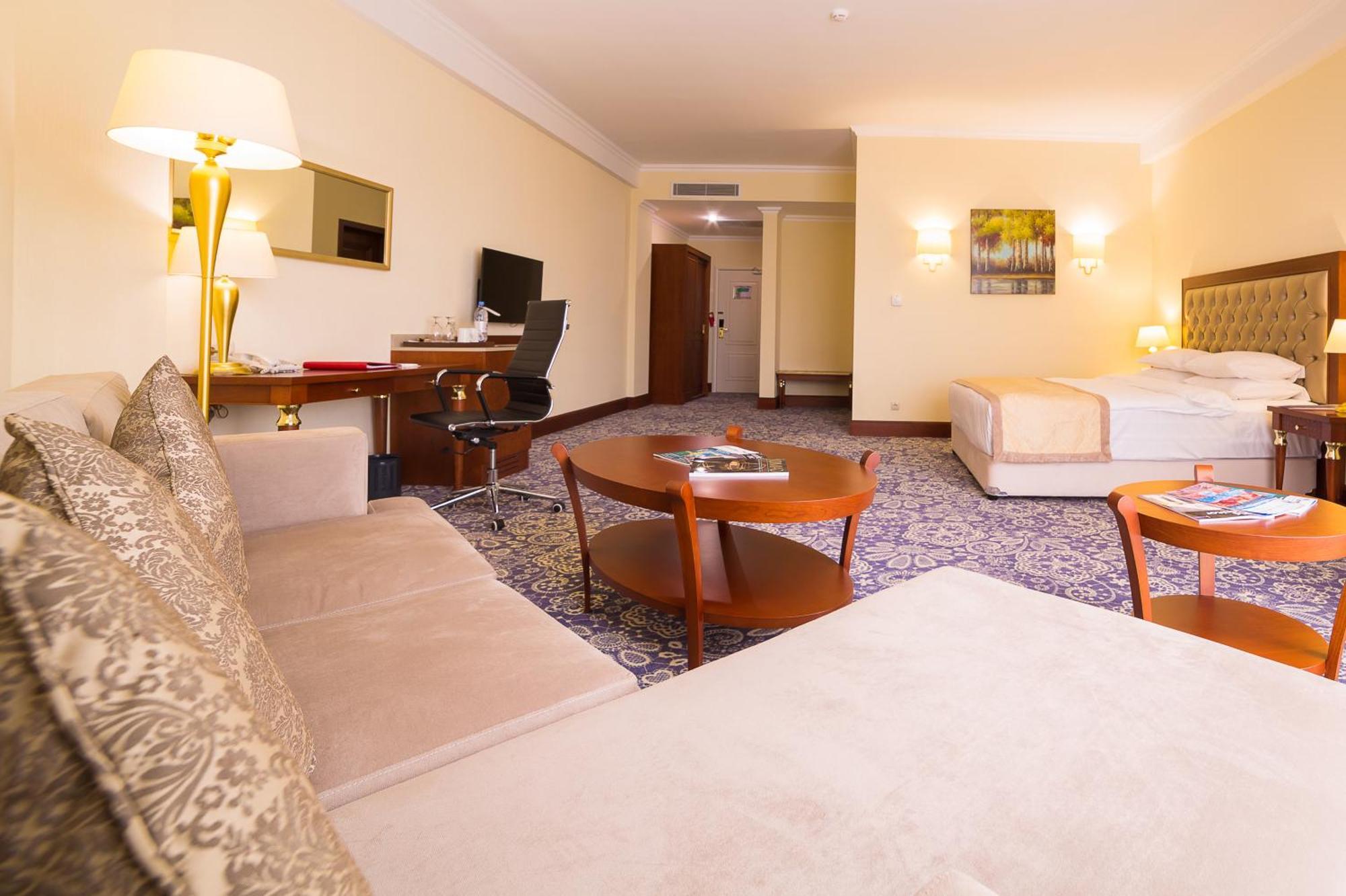 Ramada By Wyndham Almaty Hotel Eksteriør billede