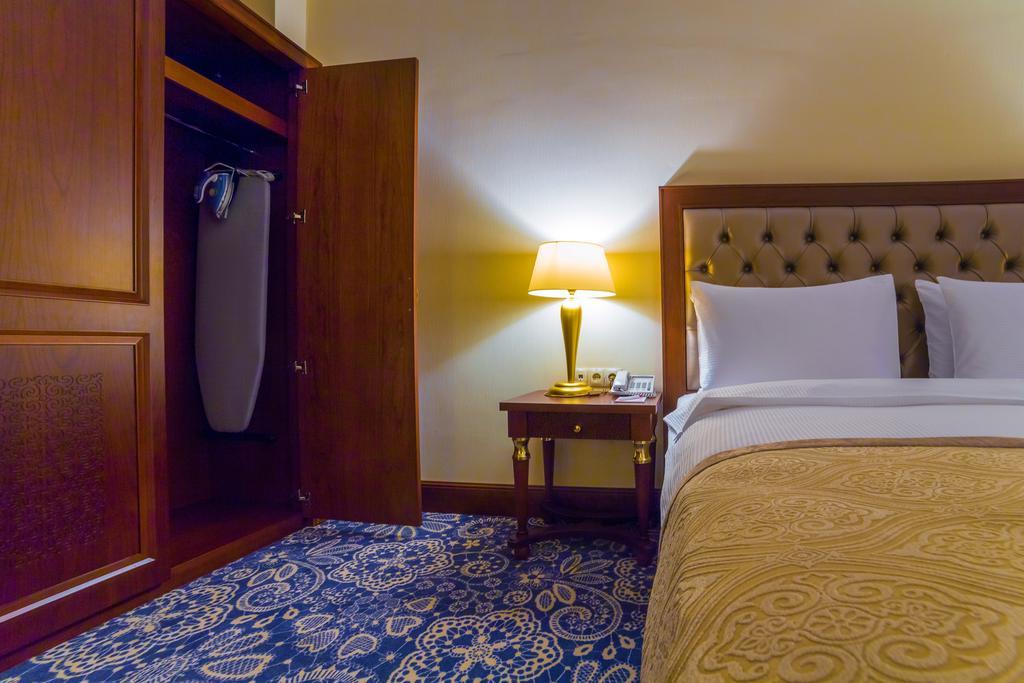 Ramada By Wyndham Almaty Hotel Eksteriør billede