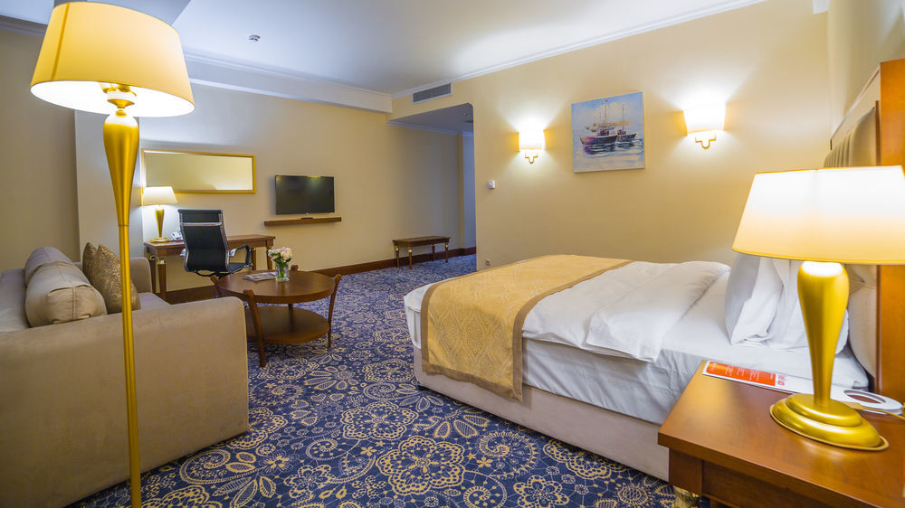 Ramada By Wyndham Almaty Hotel Eksteriør billede