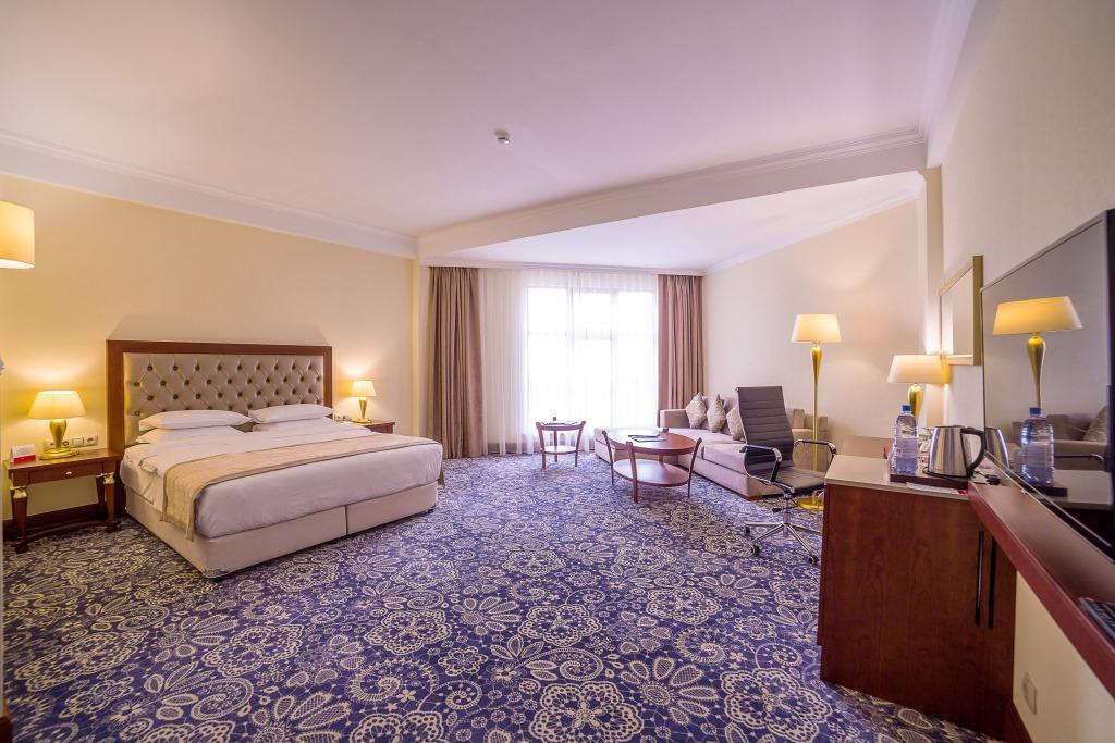 Ramada By Wyndham Almaty Hotel Eksteriør billede