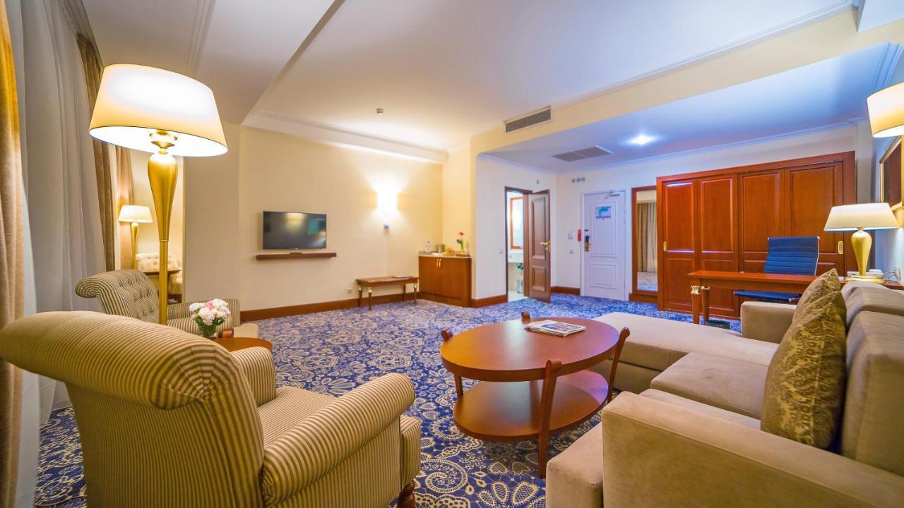 Ramada By Wyndham Almaty Hotel Eksteriør billede