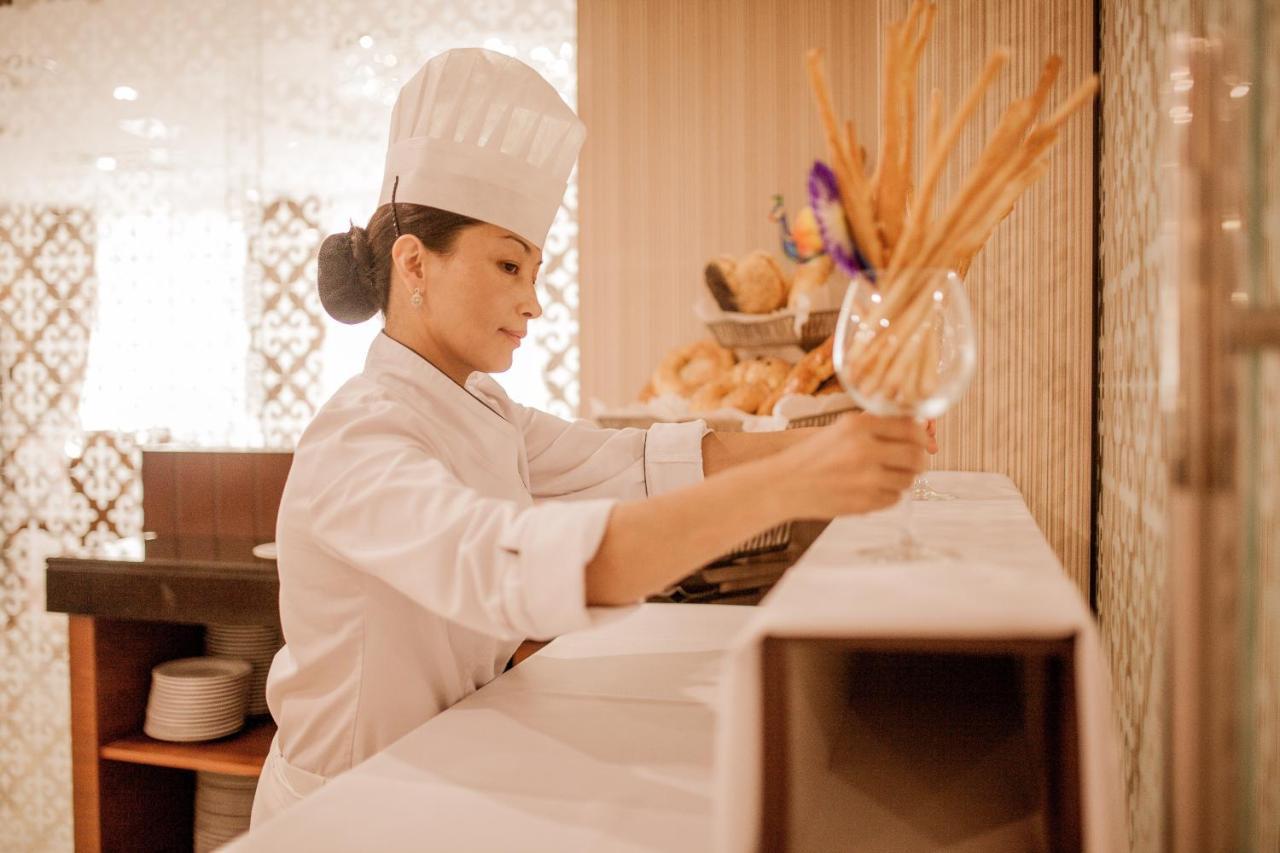 Ramada By Wyndham Almaty Hotel Eksteriør billede