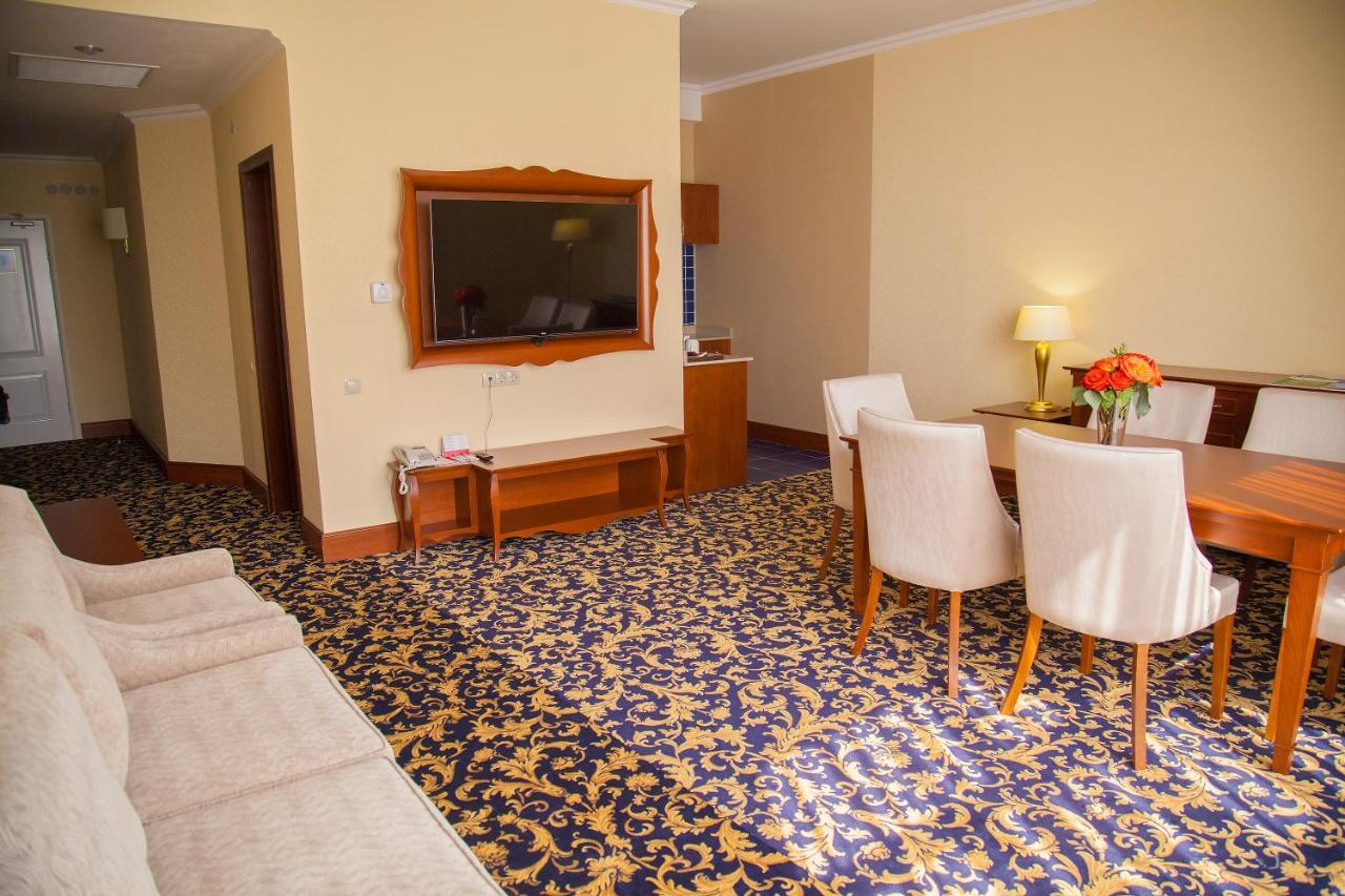Ramada By Wyndham Almaty Hotel Værelse billede